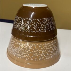 Pyrex WOODLAND BROWN Mixing Bowls 2 Vintage #401 750 ml and Tan #402 1.5 L